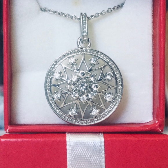 ⭐️NEW “AVON” SNOWFLAKE NECKLACE IN SIGNATURE BOX⭐️ - Picture 2 of 3